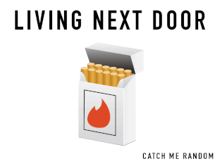 Der Schriftzug "Living next door", darunter die Grafik einer Schachtel Zigaretten, in der Ecke der Schriftzug "Catch me random"